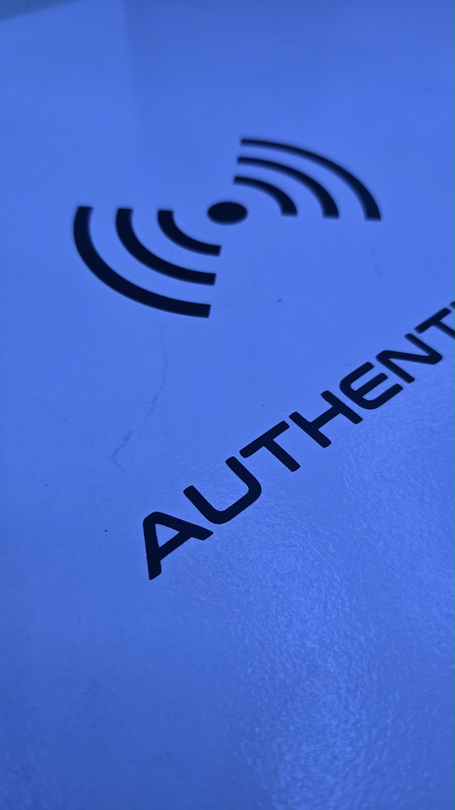 Paneel met de tekst Authentication en een draadloos-symbool