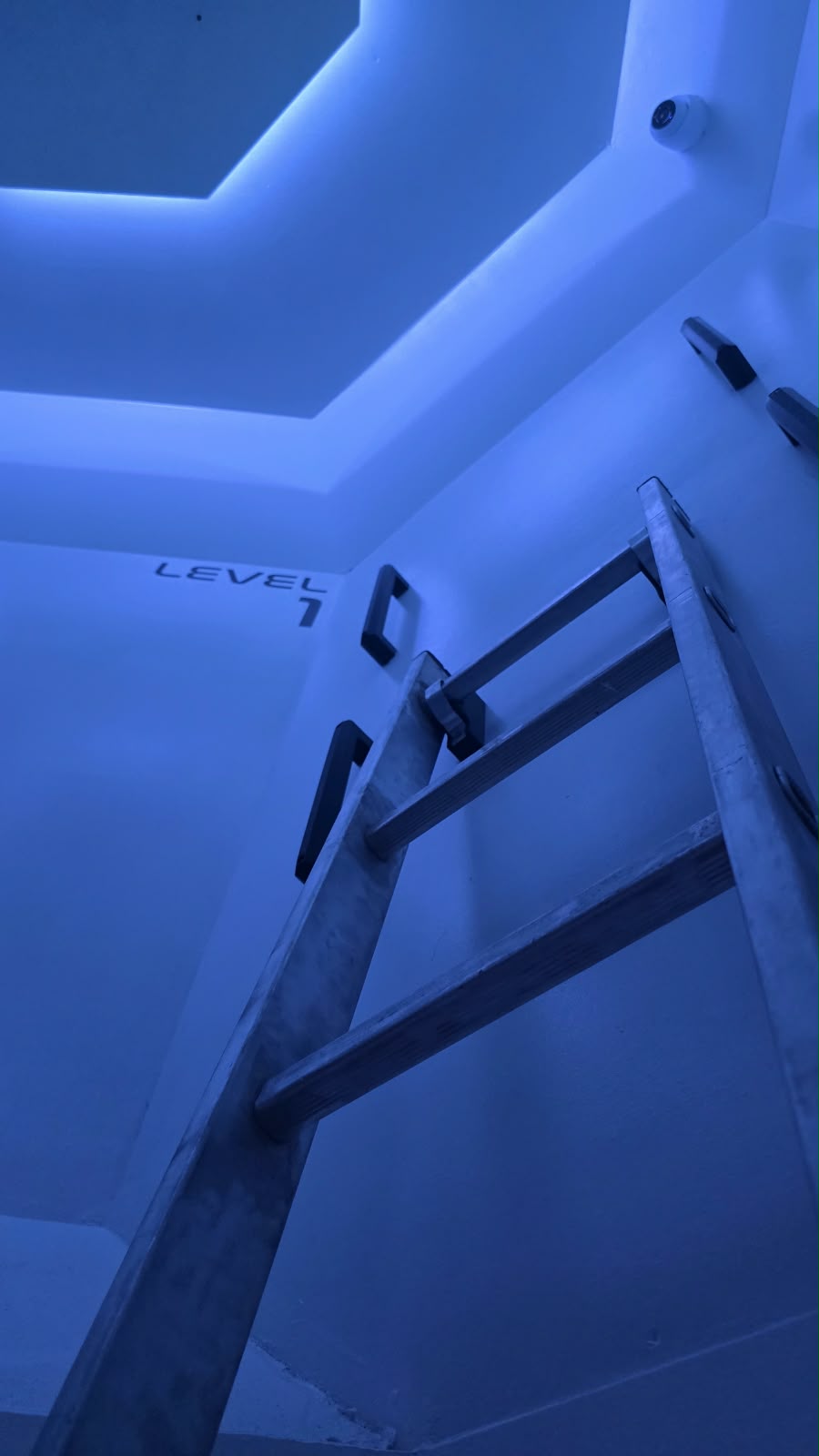 Ladder in een blauw verlichte schacht